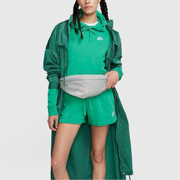 NWT light silver Nike Heritage Waistpack (3L) - Picture 3 of 6